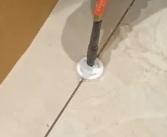 西乌珠穆沁瓷砖空鼓维修公司专业解答瓷砖在铺贴过程中，如果没有涂抹均匀到位的粘结材料（如水泥砂浆或瓷砖胶），可能会导致以下问题